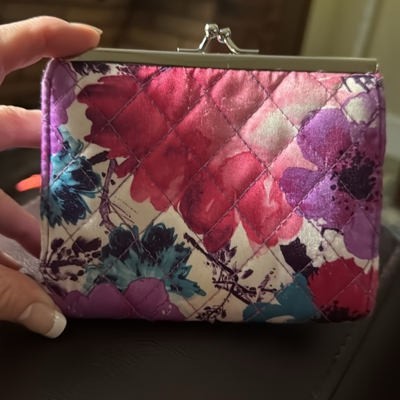 Buxton Bi-Fold Women’s Wallet quilted floral double bills and card section - Picture 8 of 10